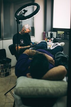 Haciendo tatuajes, piercing y dibujando tatuajes