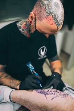 Haciendo tatuajes, piercing y dibujando tatuajes