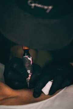 Haciendo tatuajes, piercing y dibujando tatuajes