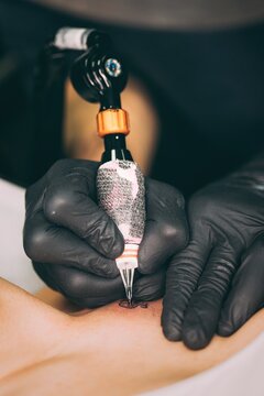 Haciendo tatuajes, piercing y dibujando tatuajes