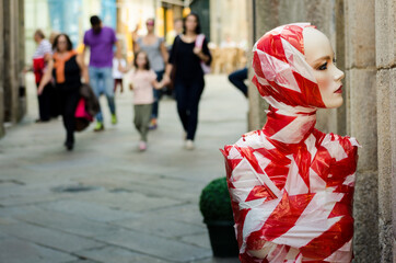 Obraz premium mannequin placed in the street with a curious outfit