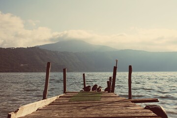 Lago vulcanico di Albano, provincia di Roma, Italia con anatre all'ora d'oro del pomeriggio prima del tramonto