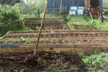 The concept of digging a shovel bed stuck in the ground