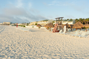Playa con arena blanca