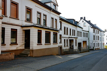 Fototapeta na wymiar Lüdenscheid Fabrik zwischen Wohnhäusern Schützenstraße
