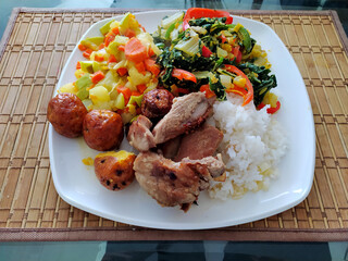 Comida diaria colombiana, comida preparada en la mesa.