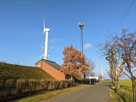 Energiegewinnung durch Wind - Windrad mit 5G Funkmast