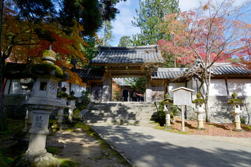 秋の西明寺　表門　京都市
