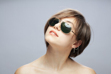 Naklejka premium Beautiful girl fashion portrait wearing sunglasses