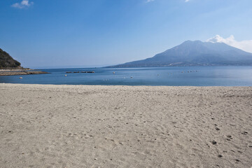 磯海水浴場から見る錦江湾と桜島	