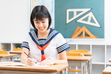 勉強する女の子　制服