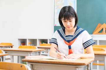 勉強する女の子　制服