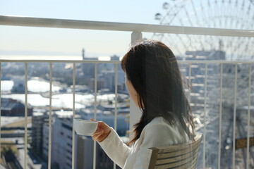 海辺のベンチにいる女性