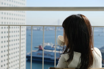 海辺のベンチにいる女性