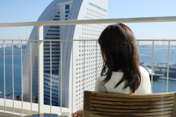 海辺のベンチにいる女性