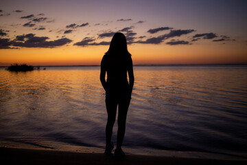 mujer en el ocaso