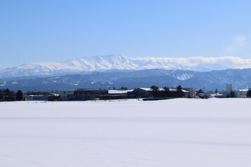 Fototapeta premium 月山（庄内平野から望む）／ 日本百名山 新日本百名山 花の百名山 新・花の百名山 名水百選 水源の森百選
