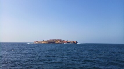 L'&iuml;le de Gor&eacute;e est un lieu symbole de la m&eacute;moire de la traite n&eacute;gri&egrave;re en Afrique, reconnu officiellement par l&rsquo;Organisation des Nations unies (ONU) en 1978 : Gor&eacute;e, &laquo; &icirc;le-m&eacute;moire &raquo; de cette trag&eacute;die.