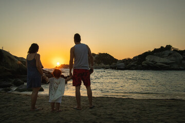 familia en la playa viendo el atardecer