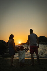 familia en la playa viendo el atardecer