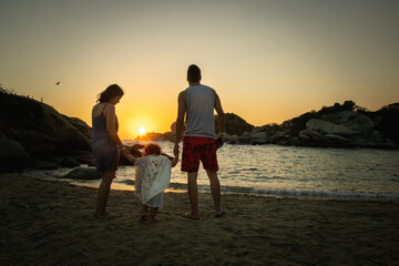 Familia en la playa viendo el atardecer