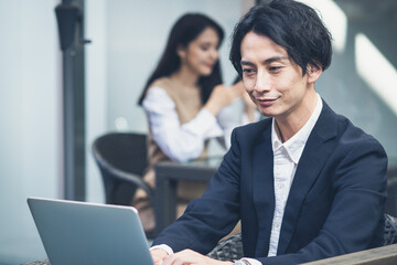 Fototapeta premium カフェで仕事をするビジネスマン