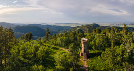 Sunset at Mount Roosevelt Picnic Area and tower in the Black Hills National Forest near Deadwood, South Dakota - obrazy, fototapety, plakaty