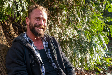 自然の中でほほ笑む男性のポートレート