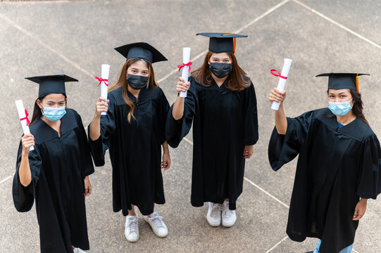 The class of 2021,group of graduates Asian student Wear a mask at a distance At the graduation ceremony at the university