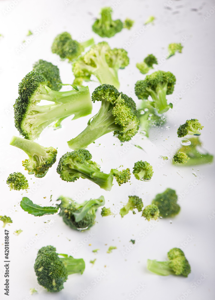 Poster broccoli pattern isolated on a white background. various multiple parts of broccoli flower. top view