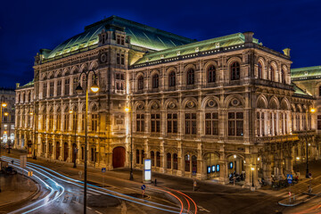Fototapeta na wymiar Long exposure shot of national state opera with lights in the night in Vienna, Austria