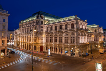 Fototapeta na wymiar Long exposure shot of national state Opera with lights in the night in Vienna, Austria