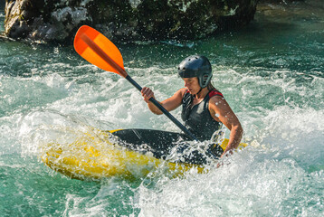 Auspowern beim Kajakfahren im Wildwasser