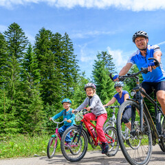 Fototapeta premium Raus ins Grüne mit dem Fahrrad - mit der ganzen Familie