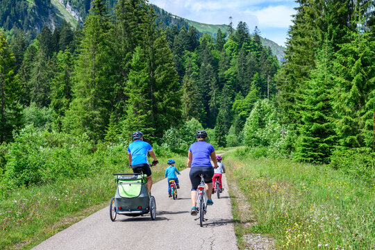 Unterwegs mit den Kindern beim Radfahren in den Allgäuer Bergen