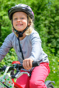 Mädchen hat Spass bei einer Radtour im Rohrmoos im bayrischen Allgäu