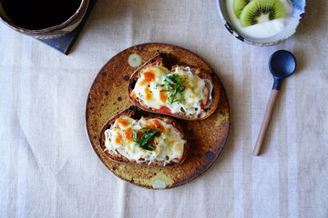 トマトとしらすのトースト