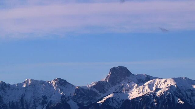 Schneeverwehungen in den schweizer Alpen, M&auml;rz 2021