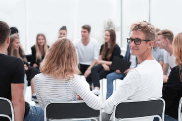 Obraz premium close up. group of young people sitting in a circle.