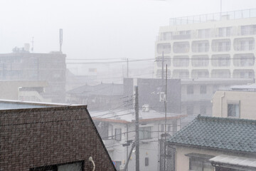 雨の降る街並み