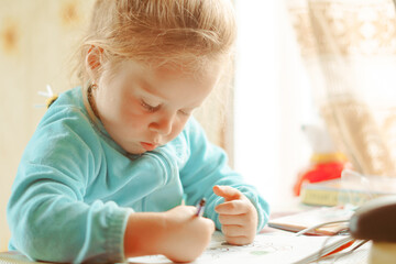 Naklejka premium a child draws with gouache in a summer gazebo