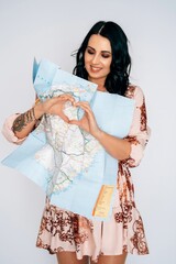 junge Frau mit Landkarte Tourist Urlaub Holiday Fernweh schwarze Haare modisch kurzes Kleid modern...