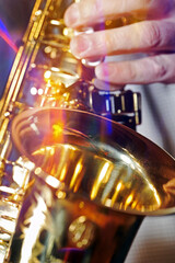 Saxofon und Musikerhände