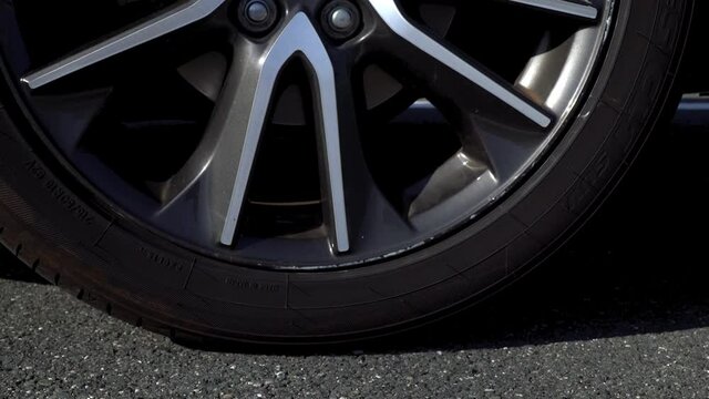 停まる車のタイヤのアップ
