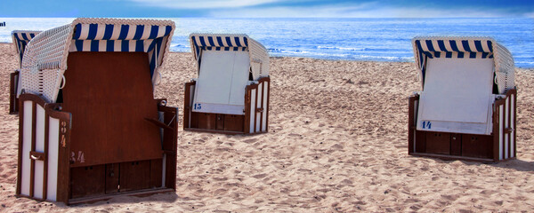 Strandkorb an leerem Strand Banner