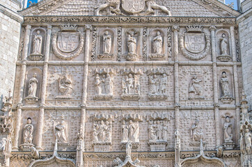 Detalle esculturas y escudos parte superior fachada iglesia conventual de San Pablo en Valladolid