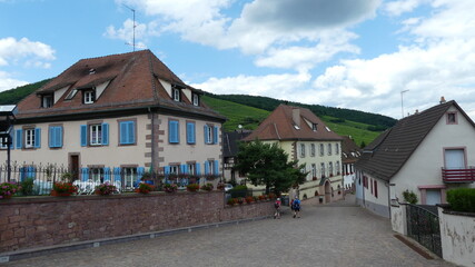 Fototapeta na wymiar das Weindorf Orschwiller zu Füßen der Haut-Koenigsbourg in den Vogesen, Elsass, Frankreich