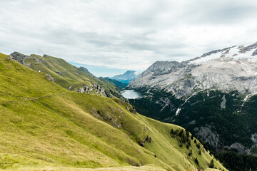 Fototapeta premium Lago di Fedaia incastonato tra le montagne