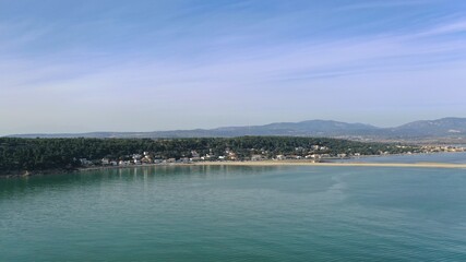 vue aérienne des plages, du port et des chalets en bois de Gruissan, Aude, France