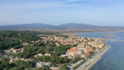 Fototapeta premium vue aérienne des plages, du port et des chalets en bois de Gruissan, Aude, France
